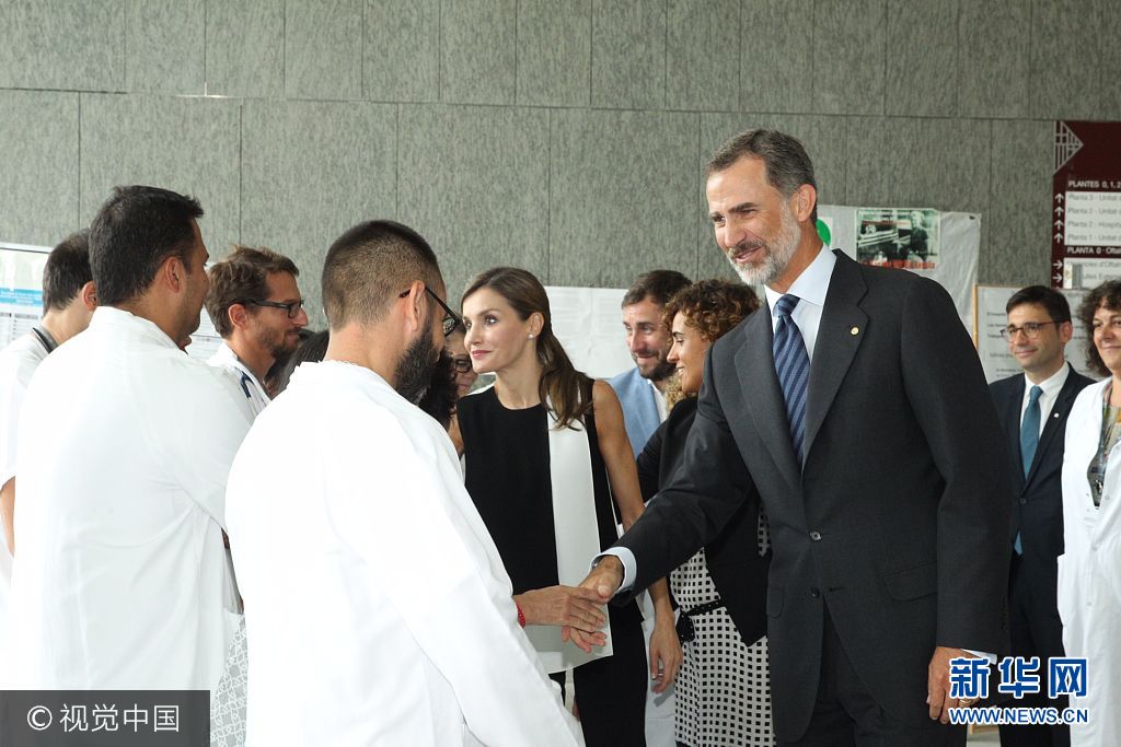 當(dāng)?shù)貢r(shí)間2017年8月19日，西班牙巴塞羅那，西班牙國(guó)王菲利普六世和萊蒂齊亞王后探望巴塞羅那恐襲案?jìng)摺?**_***BARCELONA, SPAIN - AUGUST 19:  In this handout photo provided by Casa de S.M. el Rey de Espana, King Felipe VI of Spain and Queen Letizia of Spain meets with medical staff as they arrive to visit last Thursday's terrorist attack victims at the Hospital de la Santa Creu i Sant Pau on August 19, 2017 in Barcelona, Spain. Thirteen people were killed and dozens injured in the Las Ramblas area of Barcelona when a van hit crowds on August 17.  (Photo by Casa de S.M. el Rey de Espana via Getty Images)