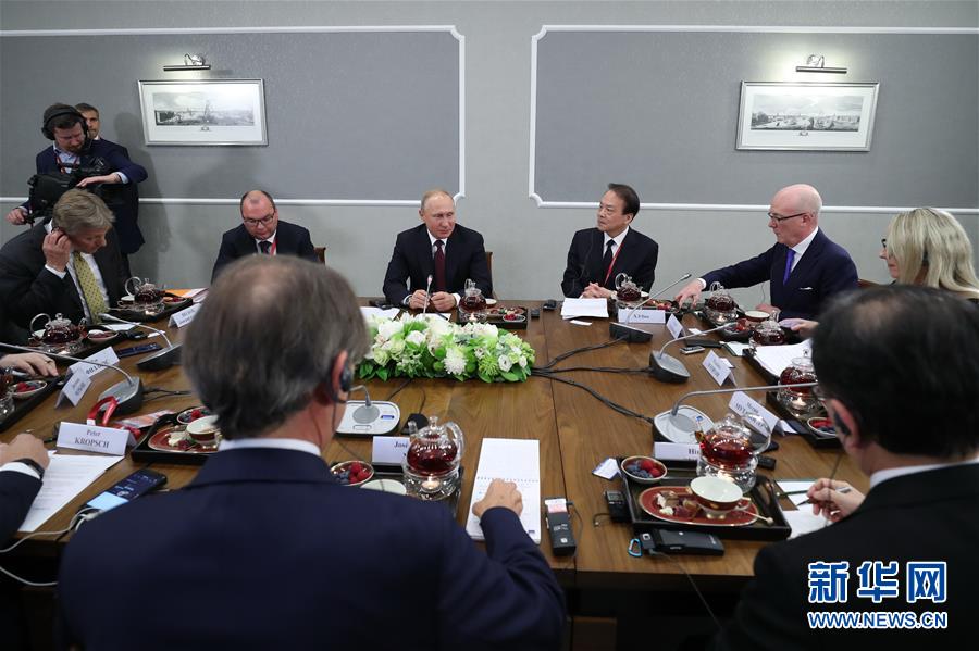 (新華網(wǎng))(2)俄羅斯總統(tǒng)普京會(huì)見(jiàn)世界主要通訊社及媒體組織負(fù)責(zé)人