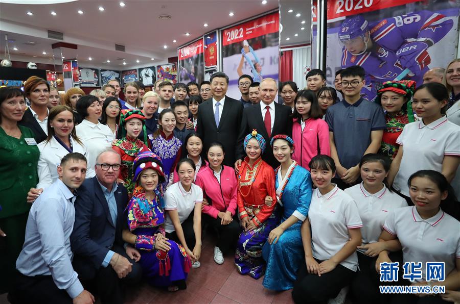 （時(shí)政）習(xí)近平和俄羅斯總統(tǒng)普京共同訪問&ldquo;海洋&rdquo;全俄兒童中心