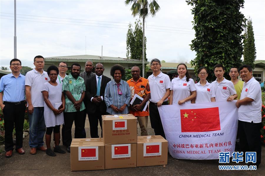 (國際·“一帶一路”高峰論壇·圖文互動(dòng))(3)通訊:樹蔭下的診療室——記中國援巴新醫(yī)療隊(duì)