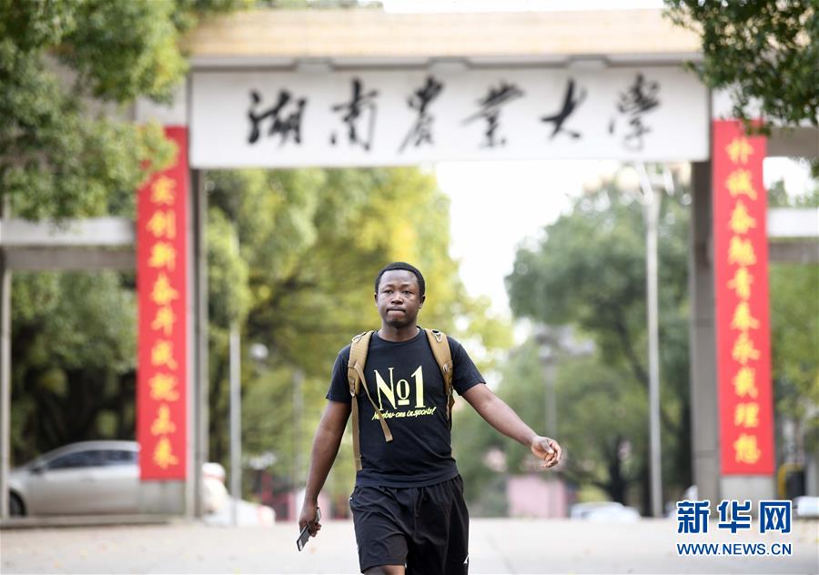 （在習(xí)近平新時(shí)代中國(guó)特色社會(huì)主義思想指引下&mdash;&mdash;新時(shí)代新作為新篇章&middot;總書記關(guān)切開(kāi)放事&middot;圖文互動(dòng)）（9）來(lái)中國(guó)&ldquo;學(xué)種地&rdquo;的&ldquo;洋學(xué)生&rdquo;