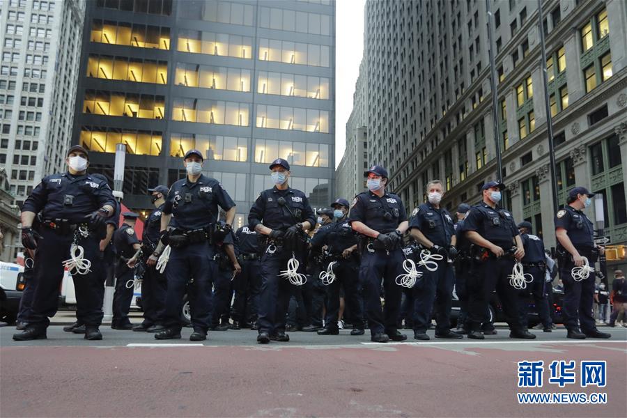 （國(guó)際）（5）美國(guó)警察執(zhí)法動(dòng)作不當(dāng)致一名非裔男子死亡 引發(fā)大規(guī)?？棺h