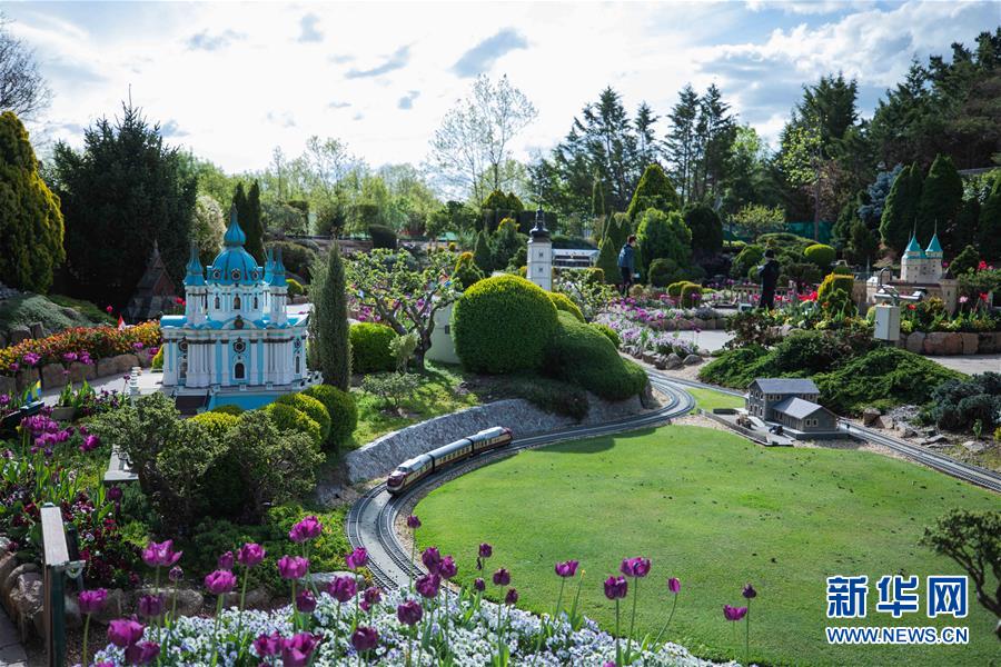 (XHDW·圖文互動(dòng))(1)通訊:“無處不在的鮮花為我們帶來歡樂和希望”——“小人國”里的堪培拉花展