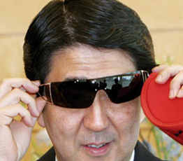 2015，安倍會繼續(xù)"暴走"嗎？