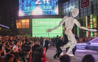 &ldquo;巨型發(fā)光人偶&rdquo;亮相沈陽(yáng)