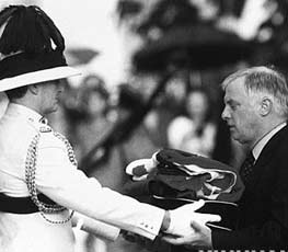 英國插手香港事務(wù) 意欲何為？