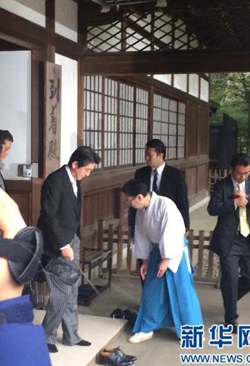 安倍為何不顧?quán)彿磳?，?zhí)意參拜？